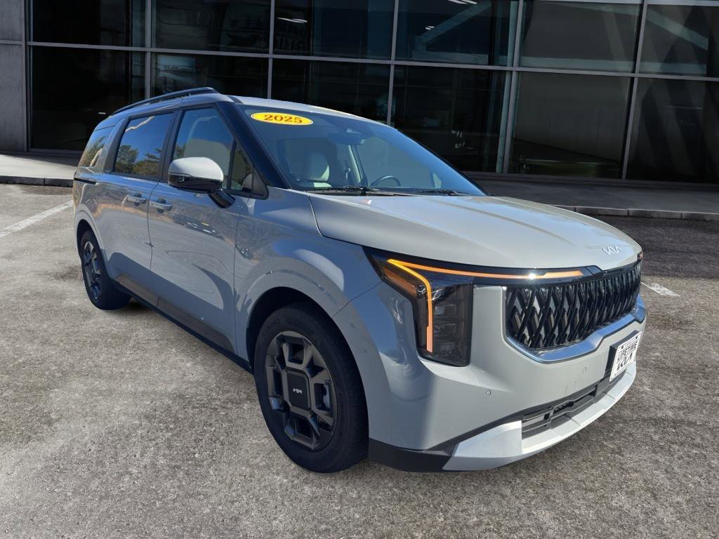 Used 2025 Kia Carnival EX image 3