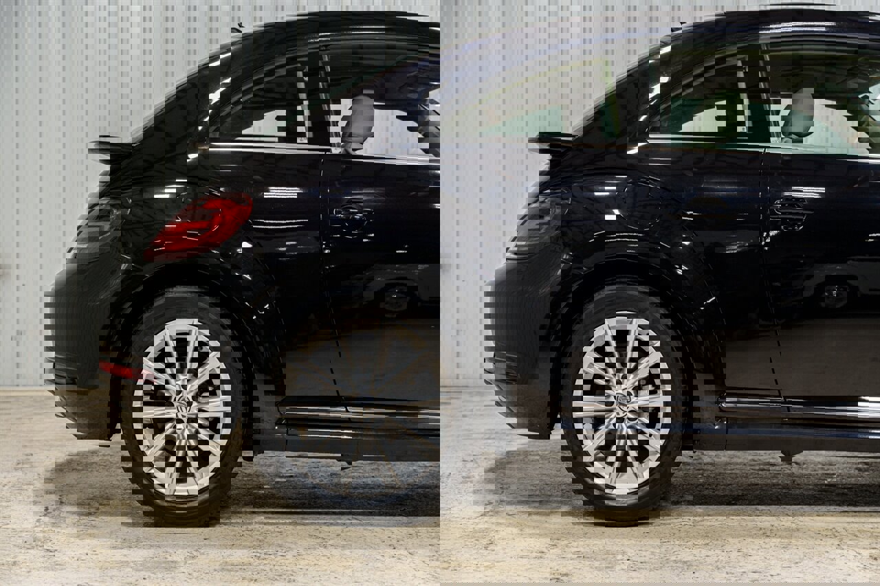 Used 2018 Volkswagen Beetle 2.0T SE image 16