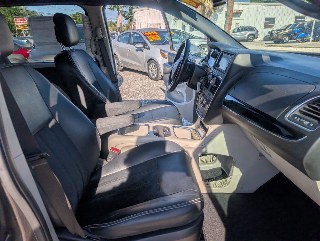 Used 2018 Dodge Grand Caravan SXT image 15