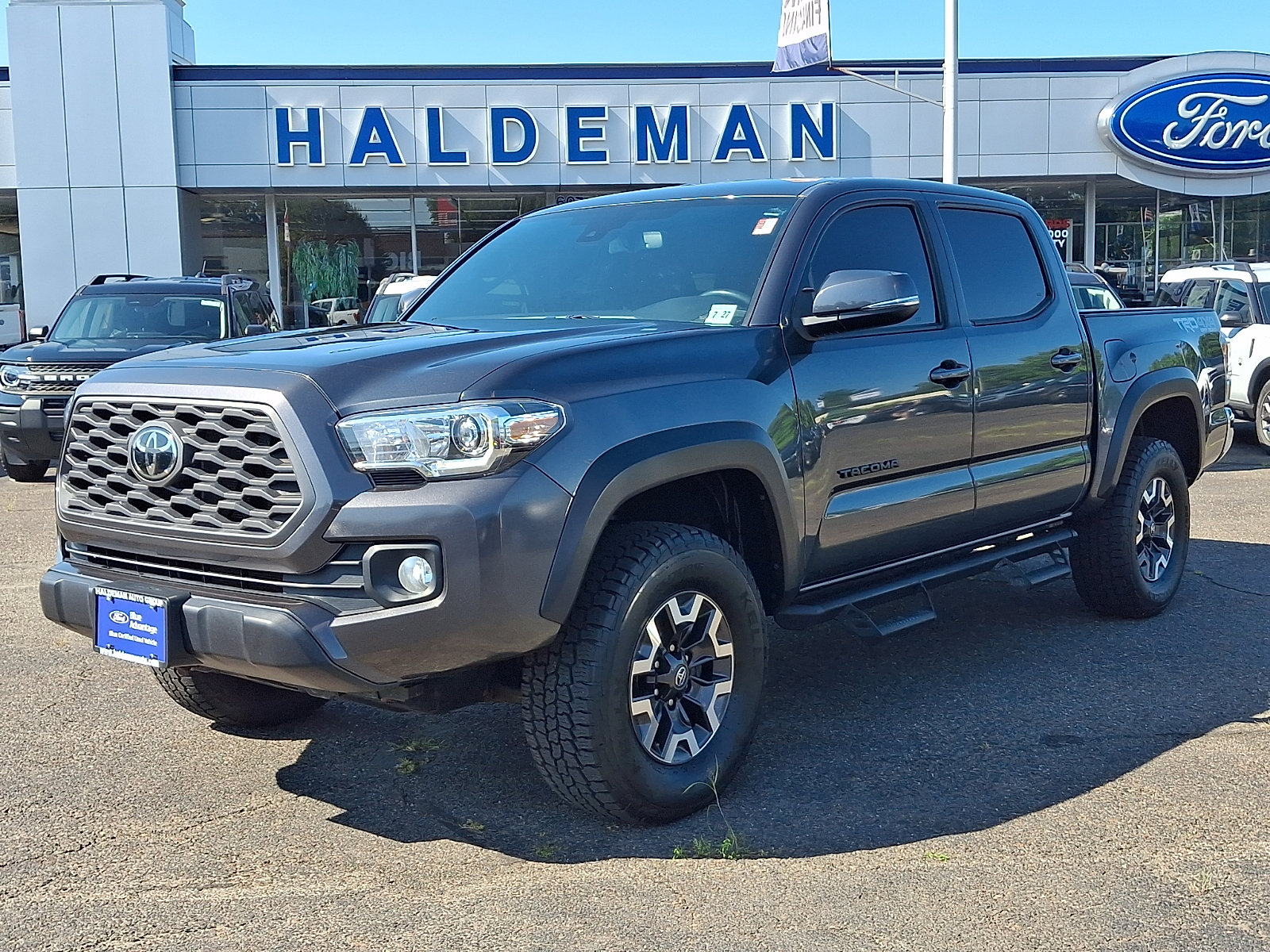 Used 2022 Toyota Tacoma TRD Off-Road AWD/4WD image 3