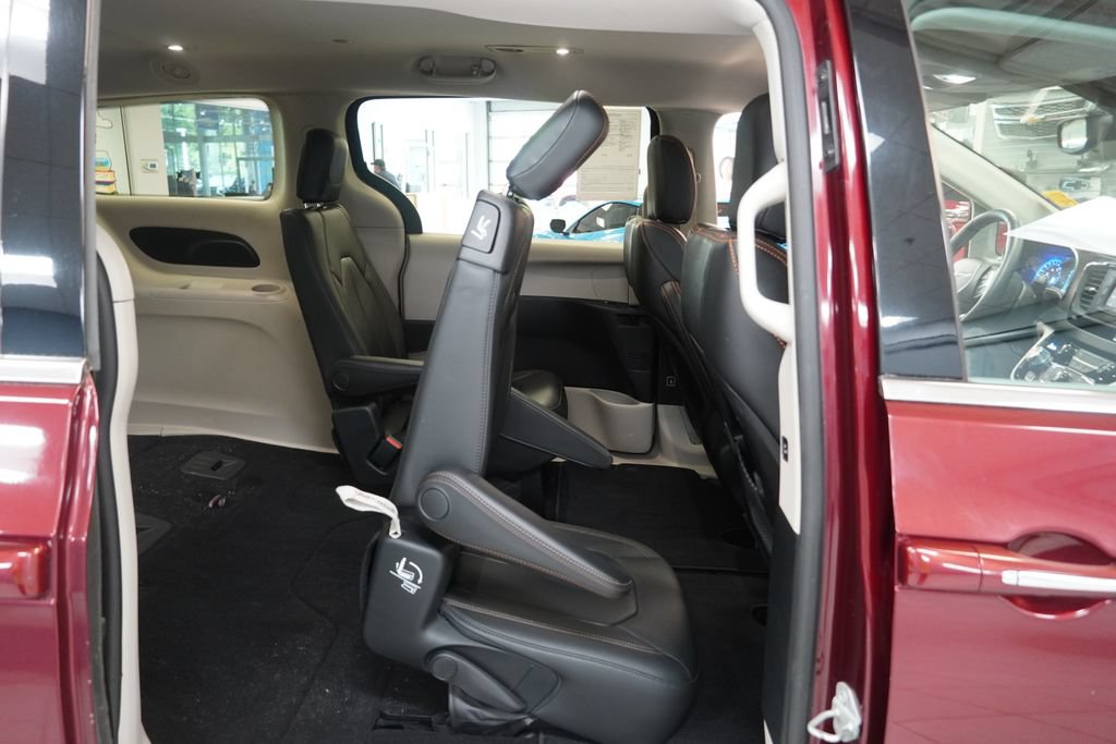 Used 2017 Chrysler Pacifica Touring-L FWD image 29