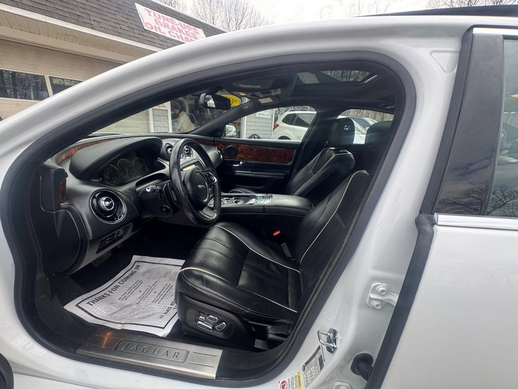 Used 2013 Jaguar XJ AWD image 29