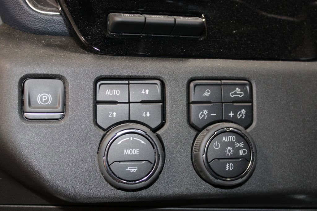 Used 2023 Chevrolet Silverado 1500 High Country w/ Technology Package AWD/4WD image 23