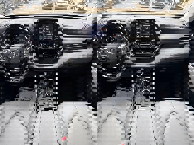 Used 2021 Toyota Highlander XLE image 12