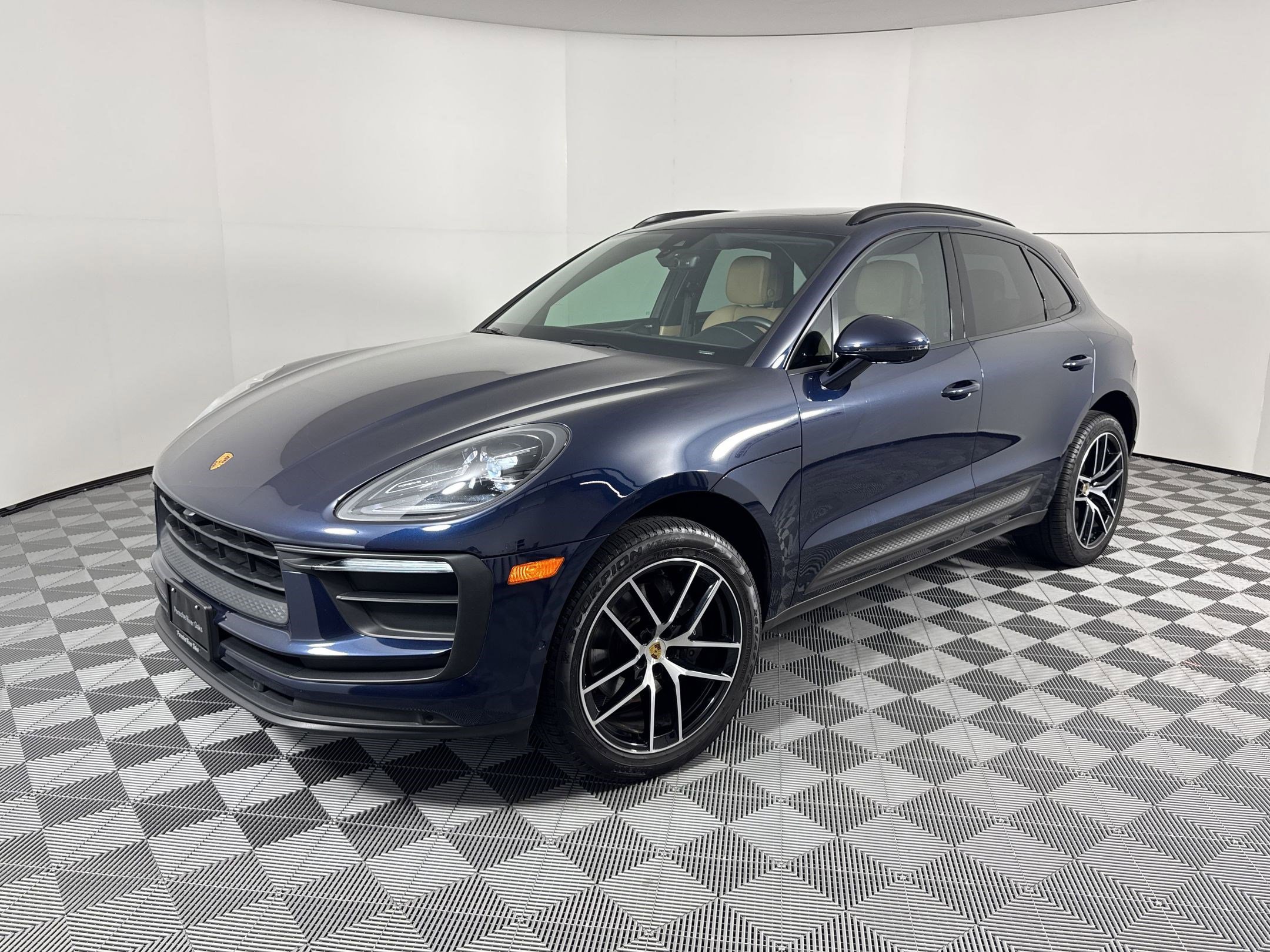 Certified 2022 Porsche Macan AWD/4WD image 1