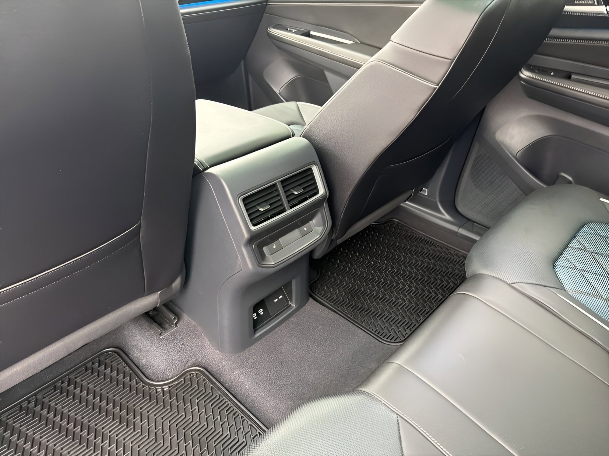 Used 2025 Volkswagen Atlas Cross Sport SEL Premium R-Line image 26