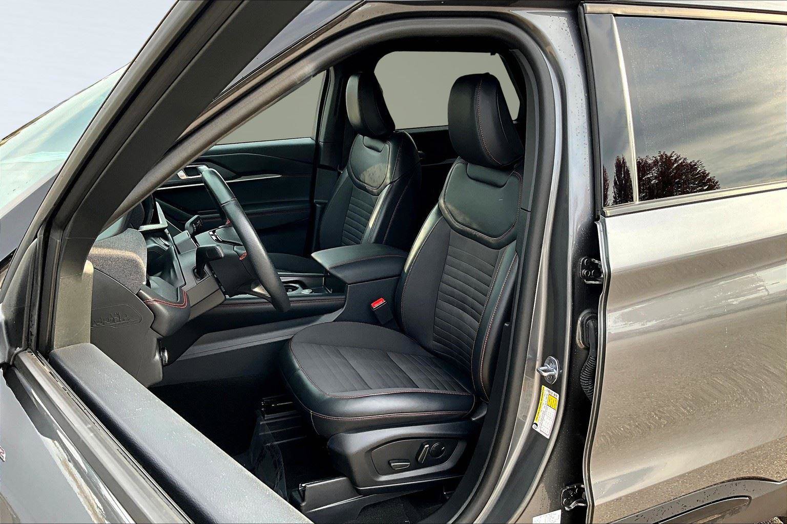 Certified 2025 Ford Explorer ST-Line w/ ST-Line Street Pack image 14