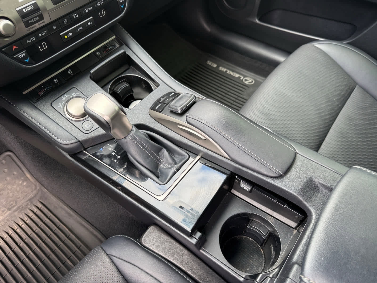 Used 2016 Lexus ES 300h w/ Navigation System Package image 22