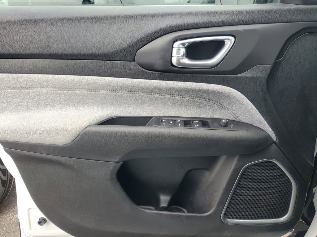 Used 2022 Jeep Compass Latitude image 10