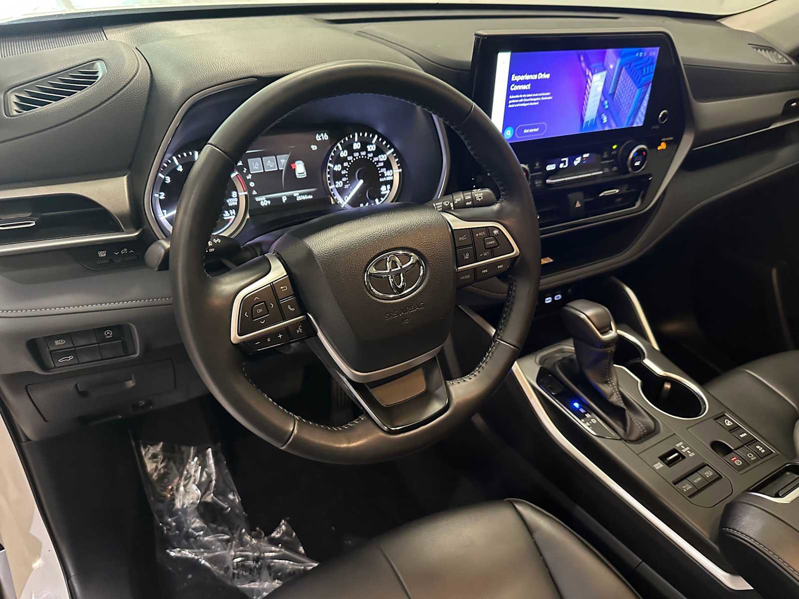 Certified 2024 Toyota Highlander XLE AWD/4WD image 2