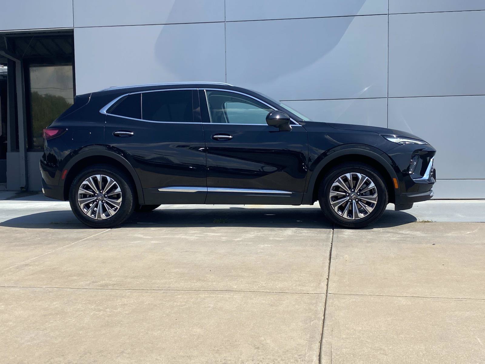 Used 2024 Buick Envision Preferred AWD/4WD image 3