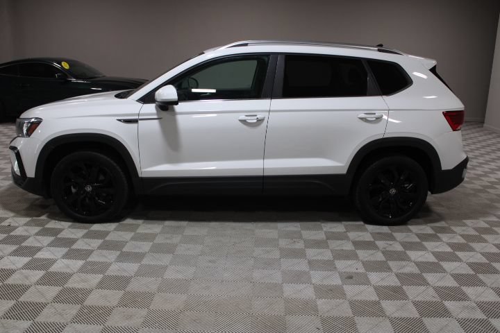 Used 2022 Volkswagen Taos SE w/ Panoramic Sunroof Package FWD image 9