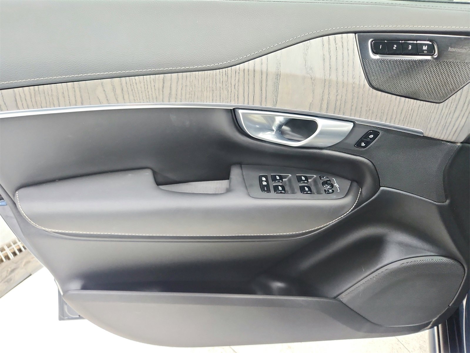 Used 2024 Volvo XC90 B6 Ultimate w/ Protection Package Premier image 37