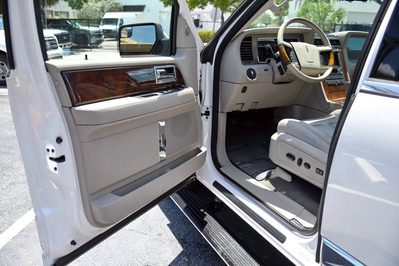 Used 2014 Lincoln Navigator L 2WD image 16