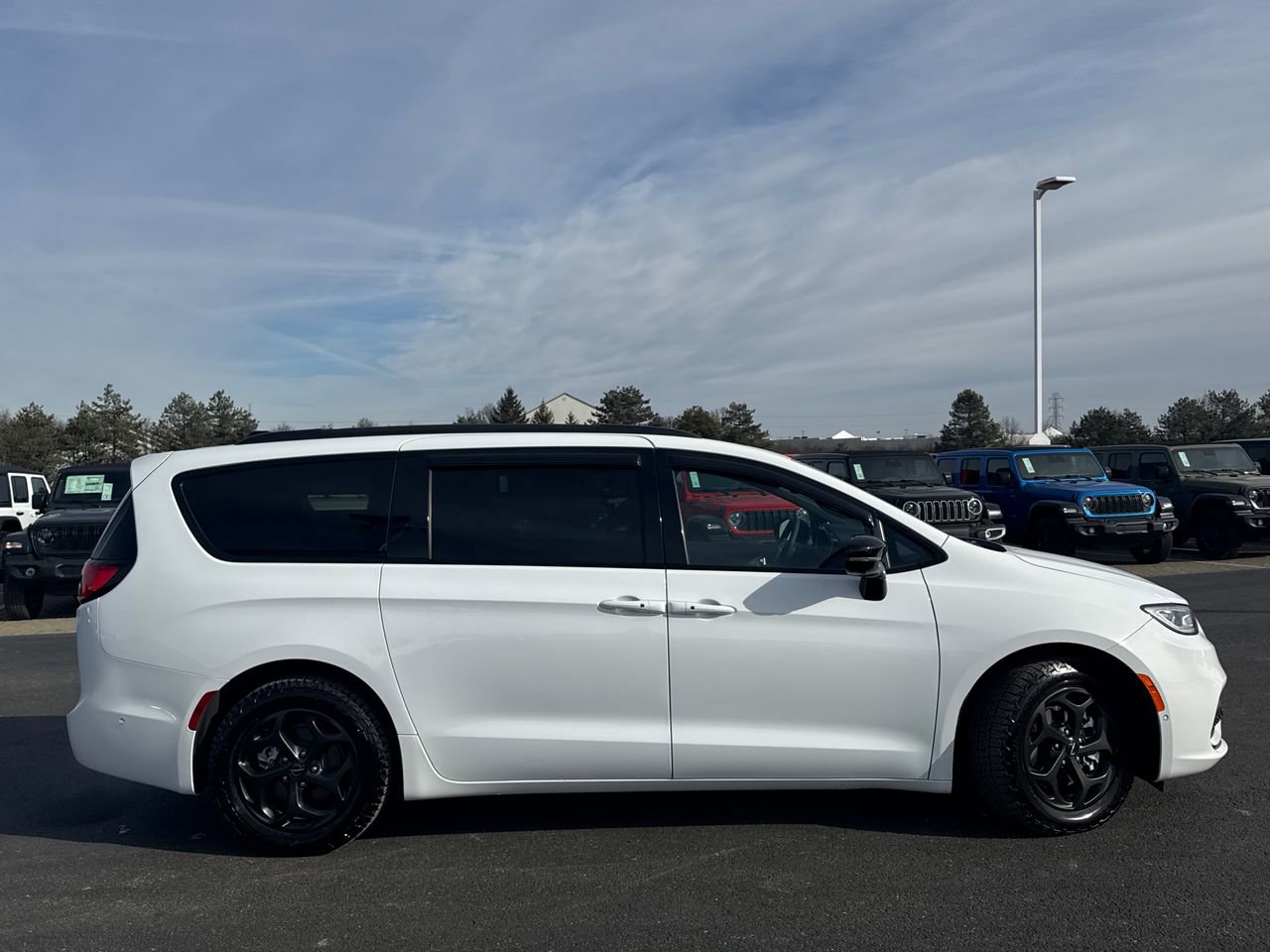 Used 2024 Chrysler Pacifica Premium image 2