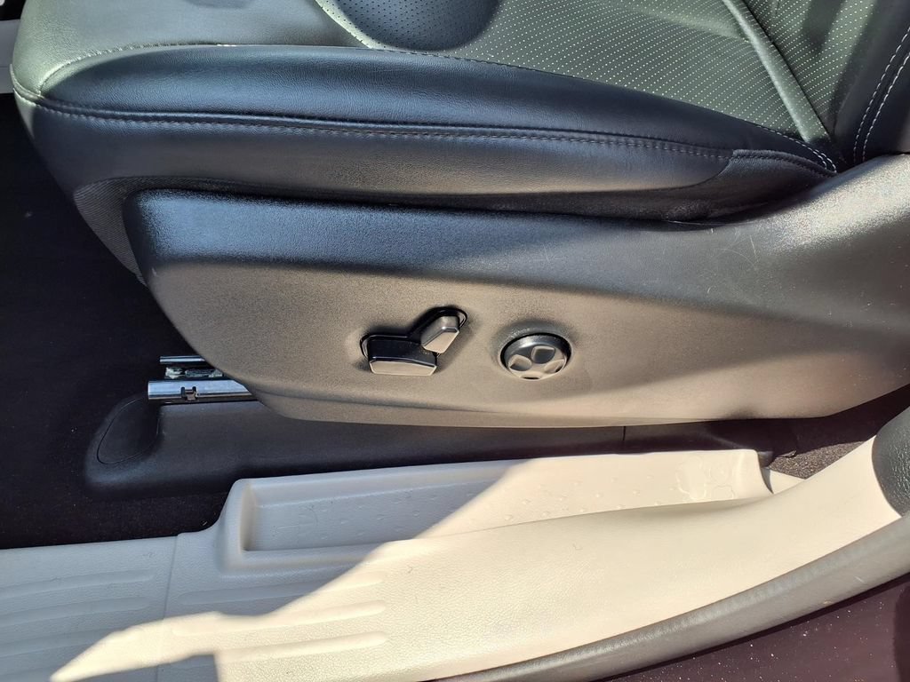 Used 2024 Chrysler Pacifica Limited FWD image 22