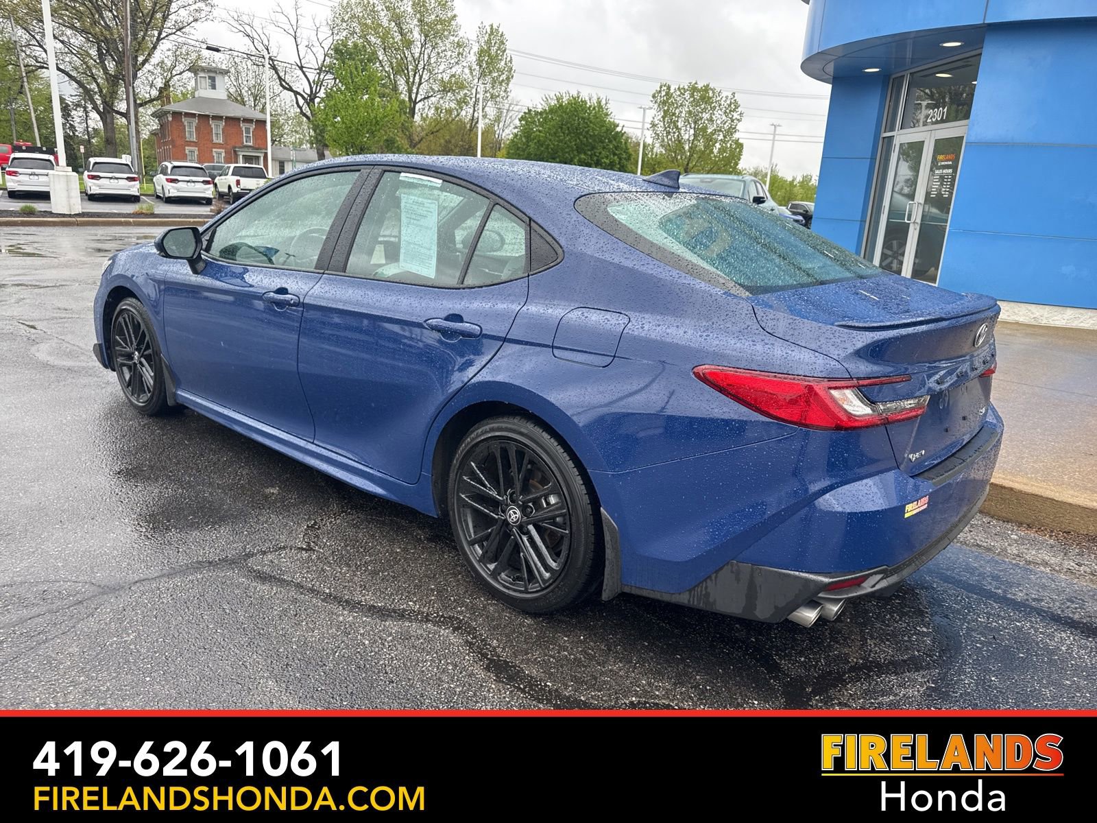 Used 2025 Toyota Camry SE FWD image 3