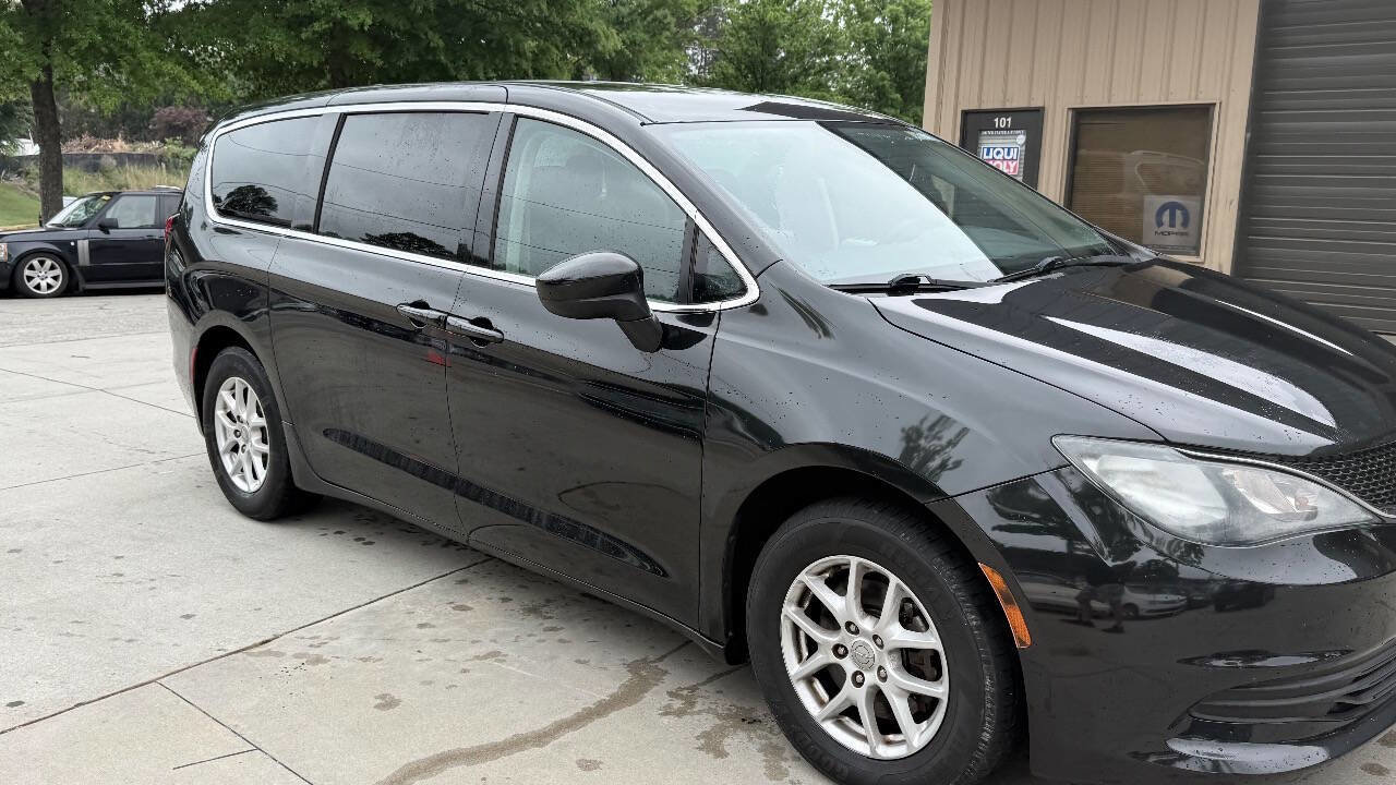 Used 2017 Chrysler Pacifica Touring FWD image 13