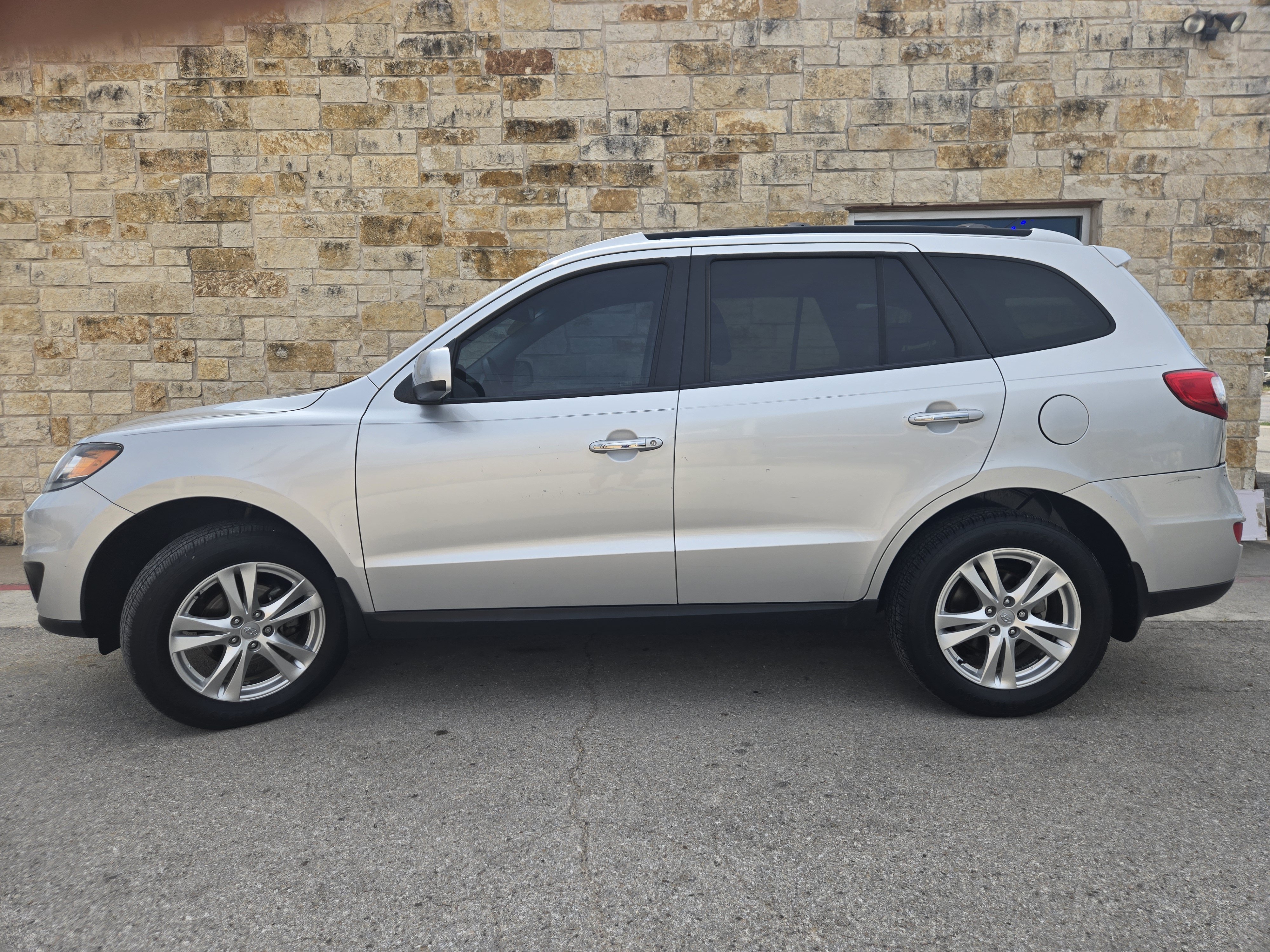 Used 2012 Hyundai Santa Fe Limited FWD image 1
