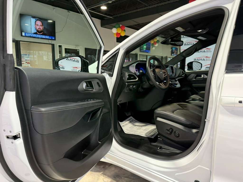 Used 2025 Chrysler Pacifica Select image 25