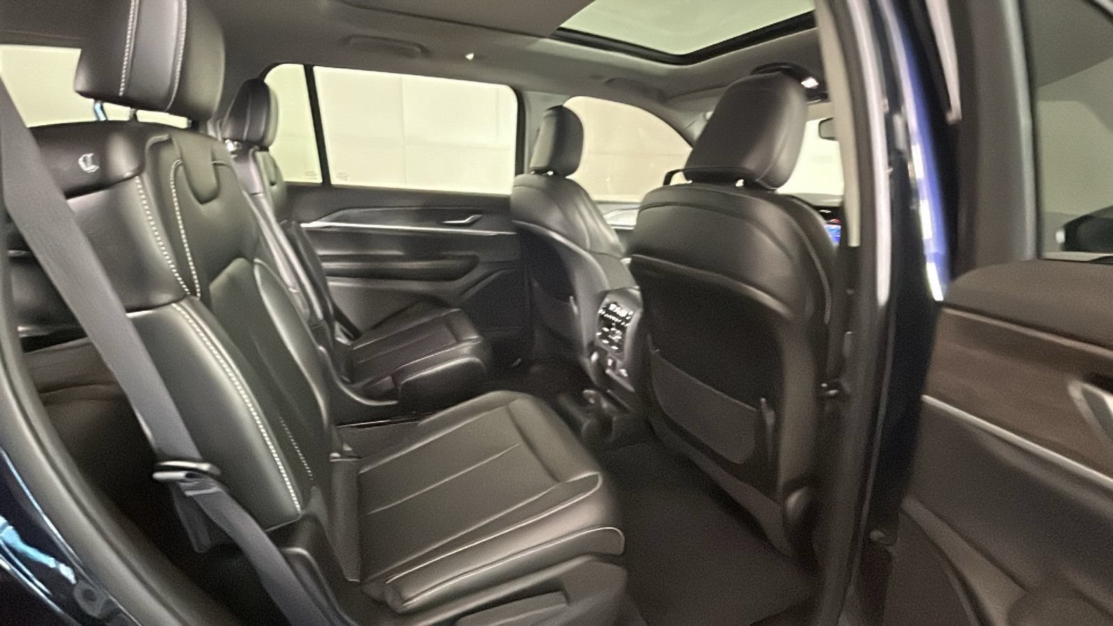 Used 2023 Jeep Grand Cherokee L Limited AWD/4WD image 32