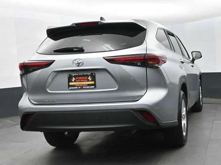 Used 2025 Toyota Highlander LE FWD image 8