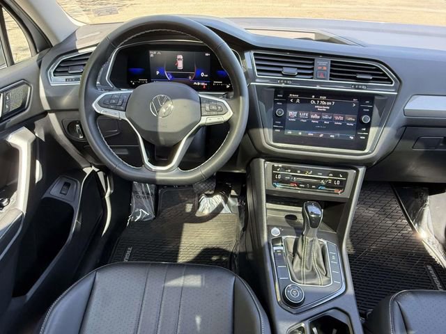 Used 2022 Volkswagen Tiguan SE w/ Panoramic Sunroof Package AWD/4WD image 13