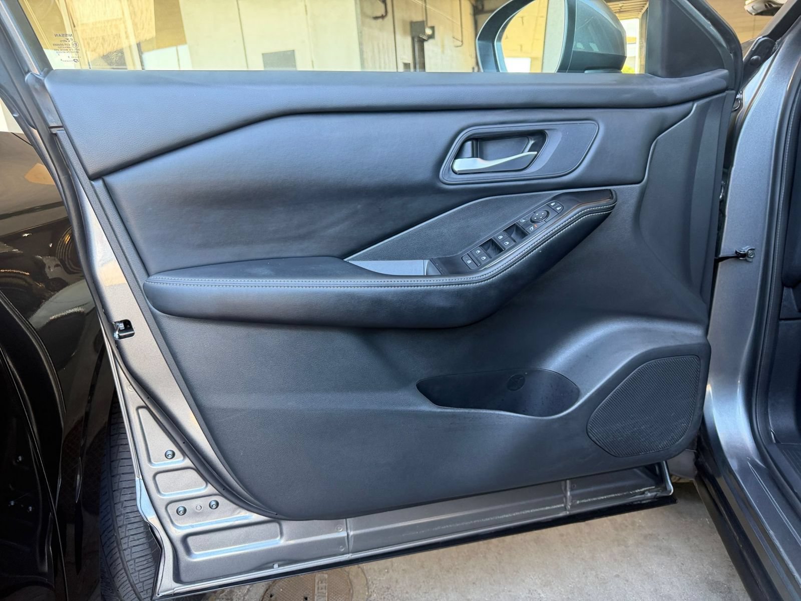 Used 2025 Nissan Rogue SV AWD/4WD image 18