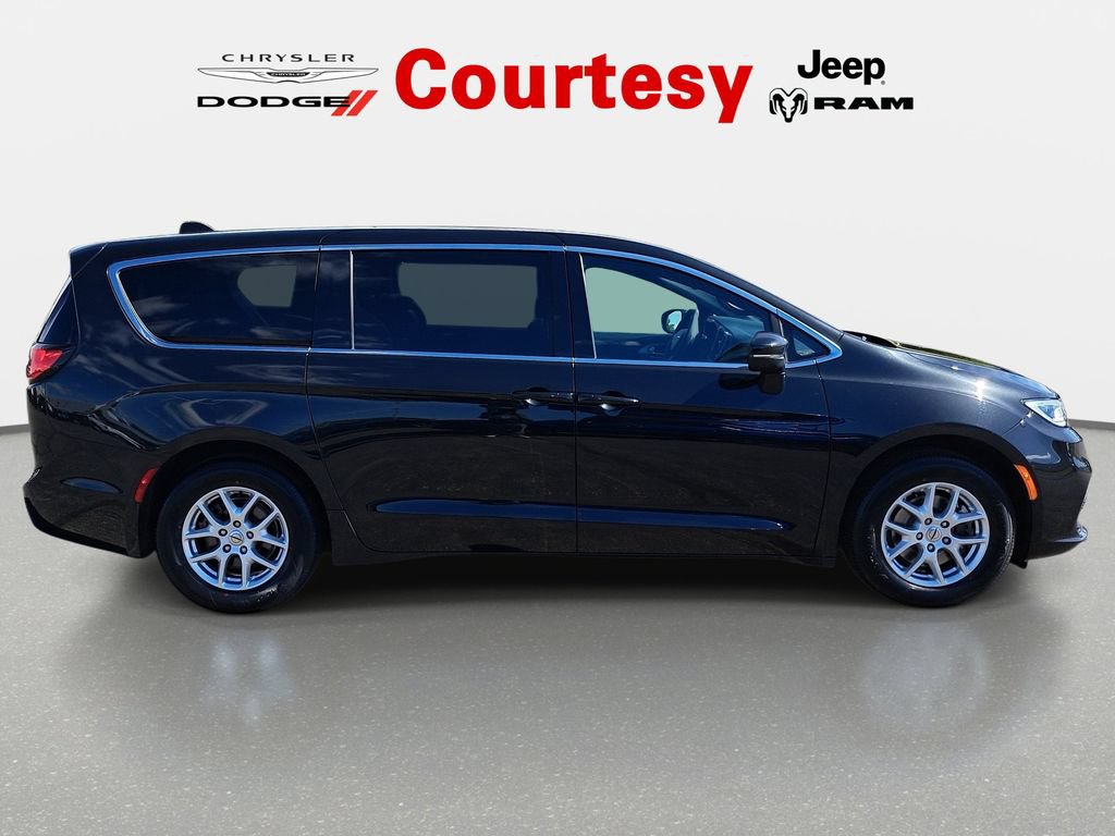 Used 2023 Chrysler Pacifica Touring FWD image 3
