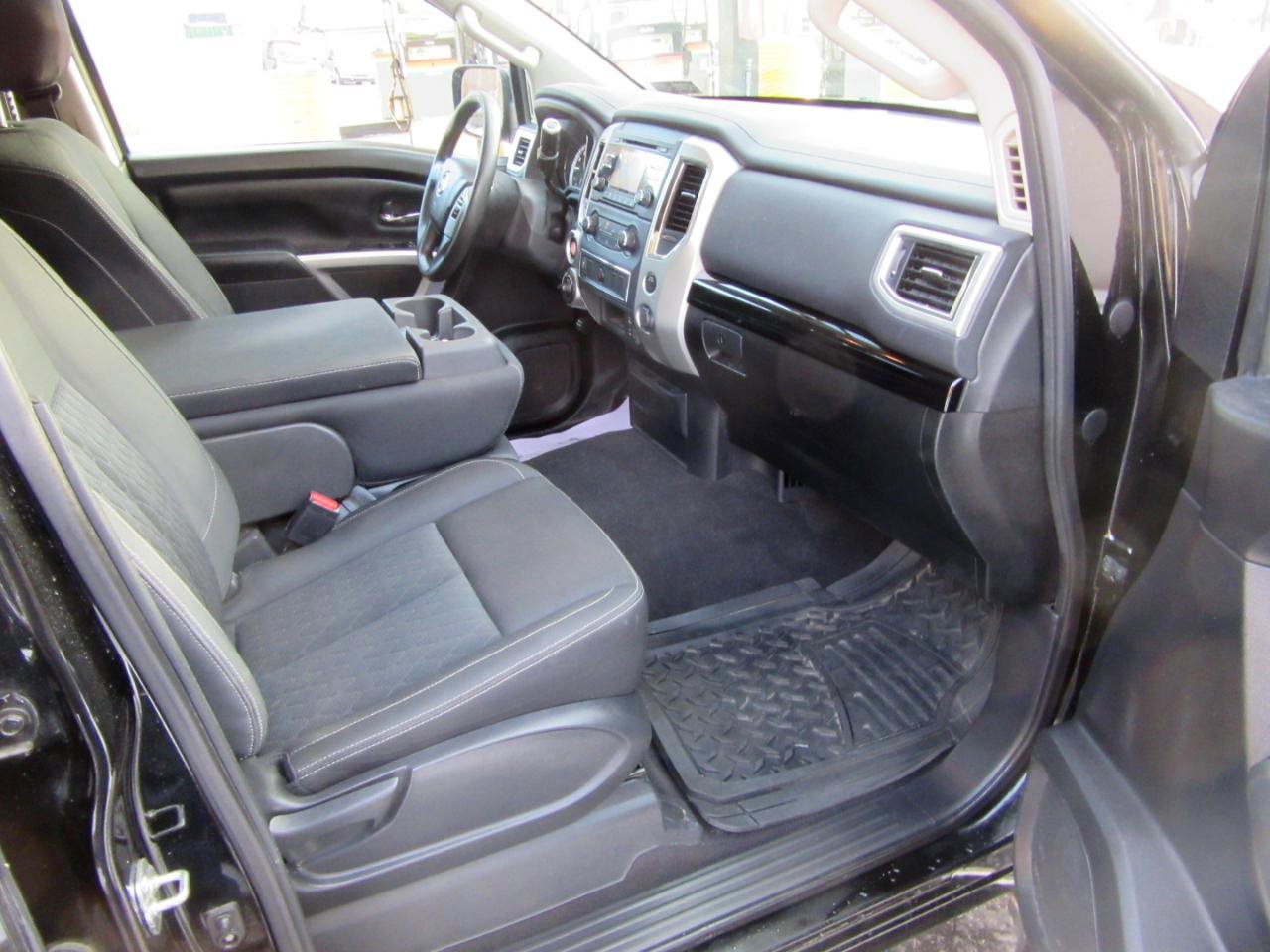 Used 2017 Nissan Titan SV image 12