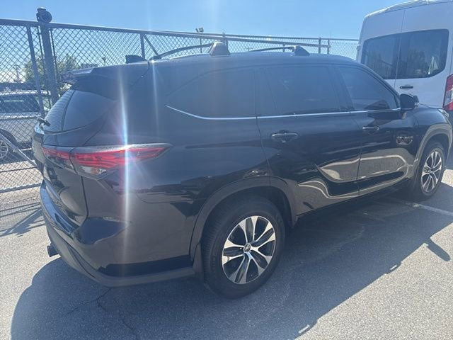 Used 2021 Toyota Highlander XLE AWD/4WD image 5