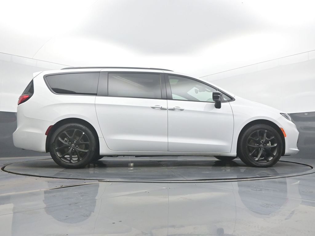 Used 2025 Chrysler Pacifica Limited image 52