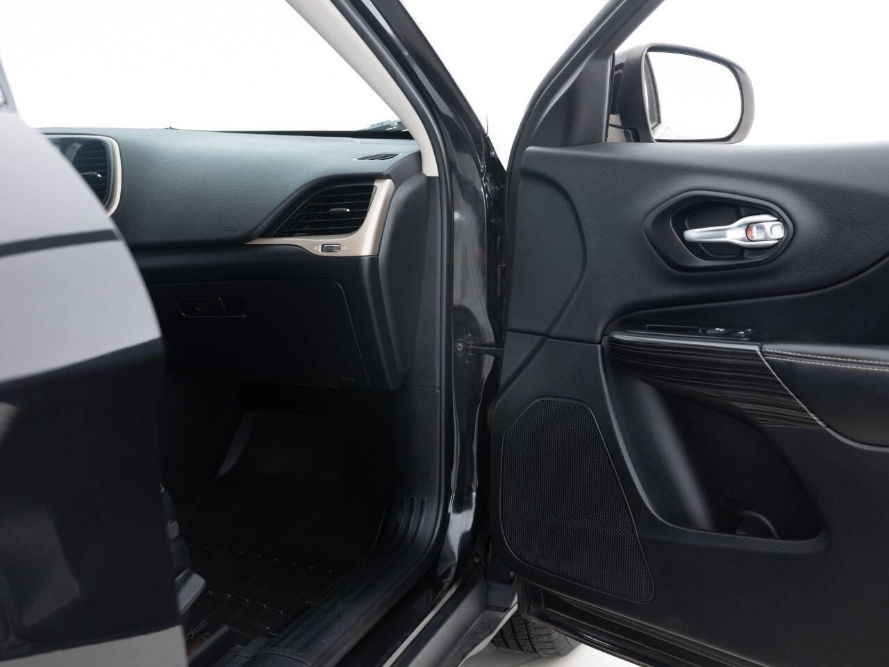 Used 2014 Jeep Cherokee Limited AWD/4WD image 28