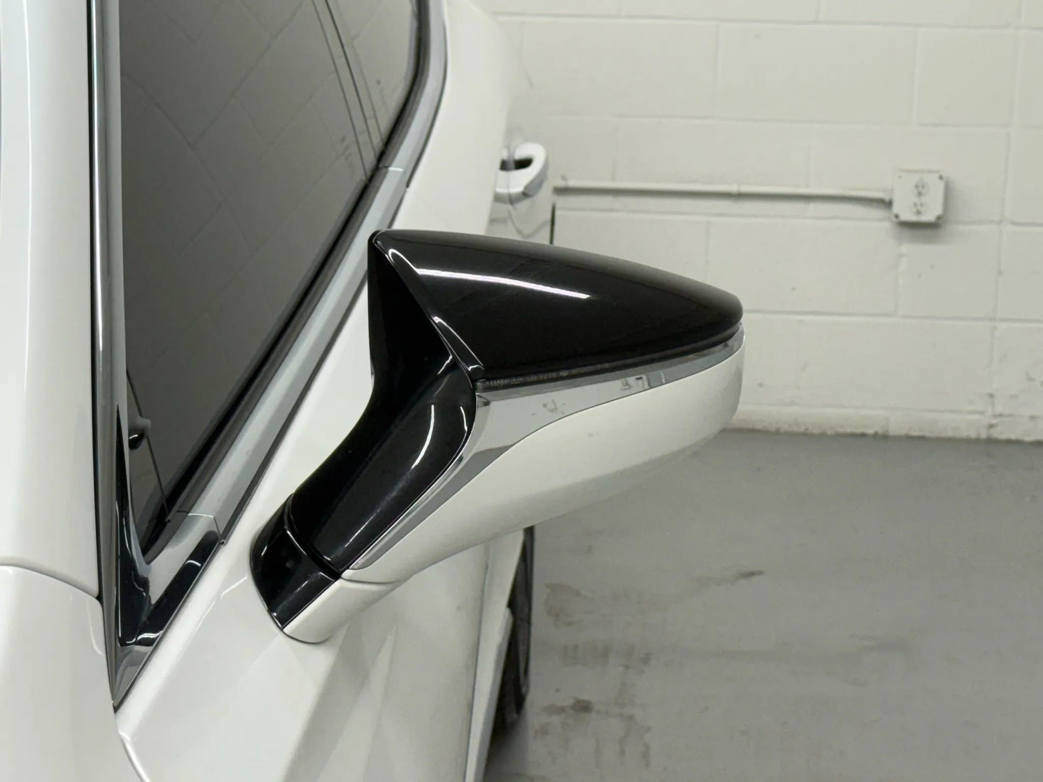 Used 2018 Lexus LS 500 w/ Accessory Package (Z2) image 16