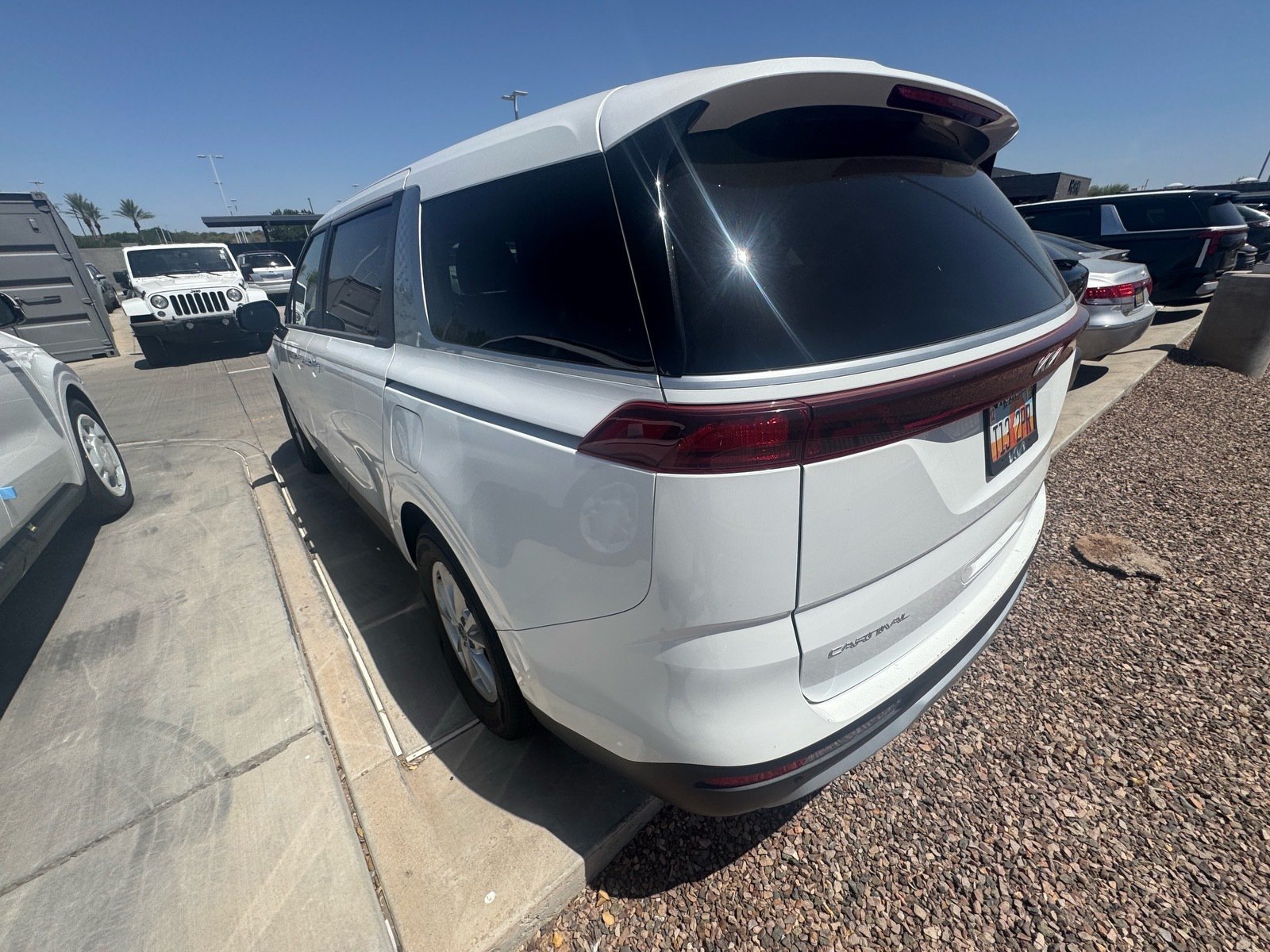 Used 2024 Kia Carnival LX FWD image 3
