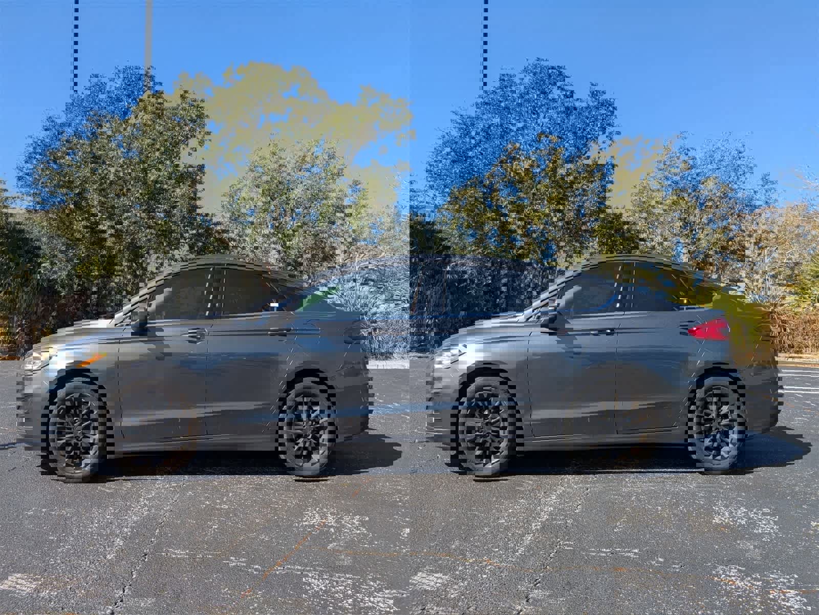 Used 2020 Ford Fusion SE image 7