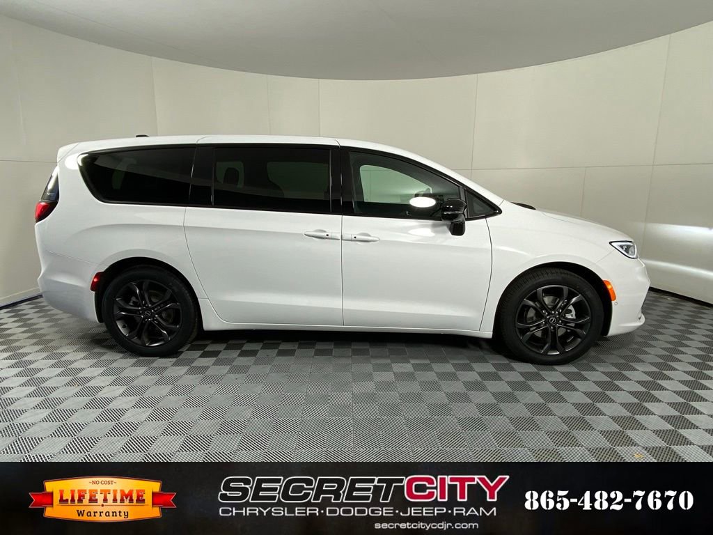 New 2026 Chrysler Pacifica Select image 8