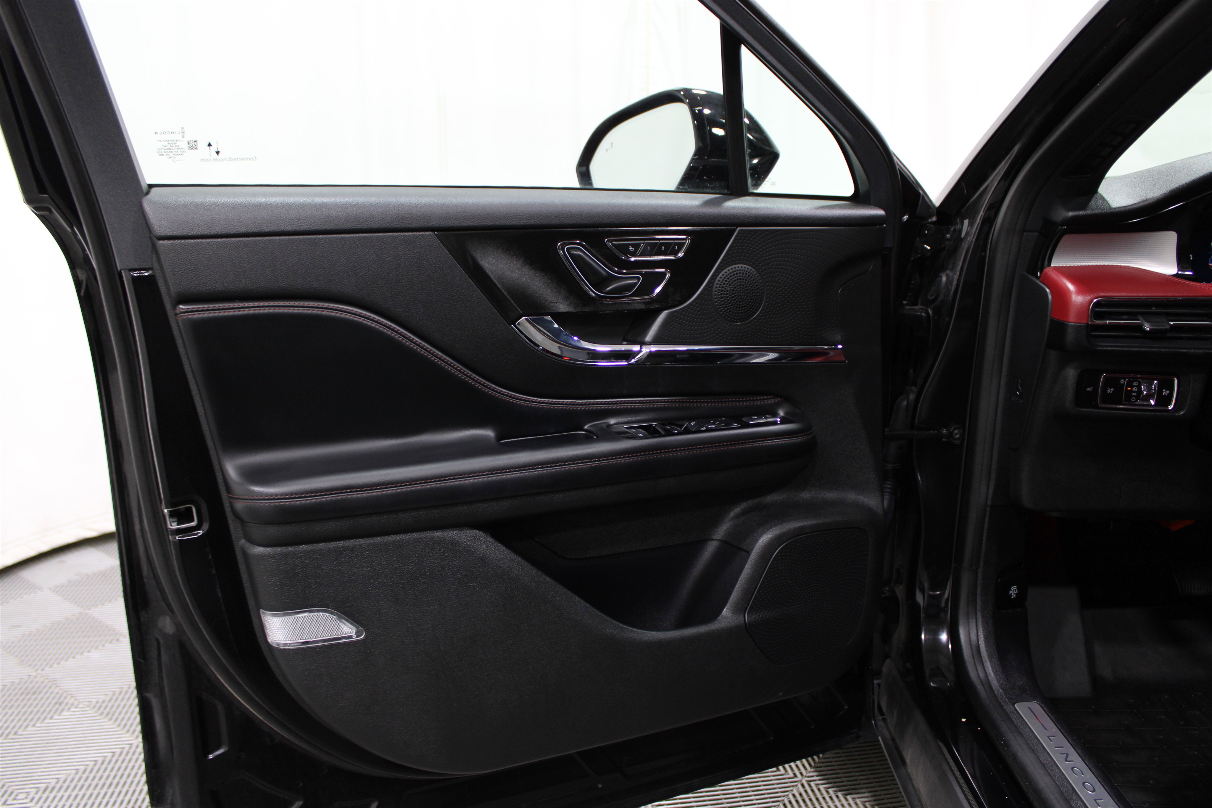 Certified 2023 Lincoln Corsair Reserve w/ Equipment Group 201A image 5