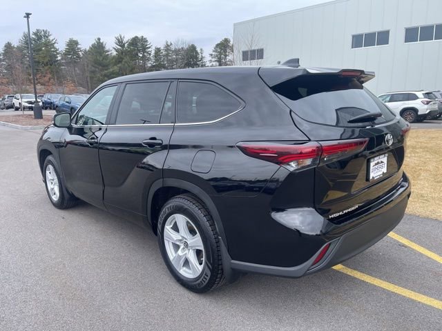 Used 2024 Toyota Highlander LE AWD/4WD image 8
