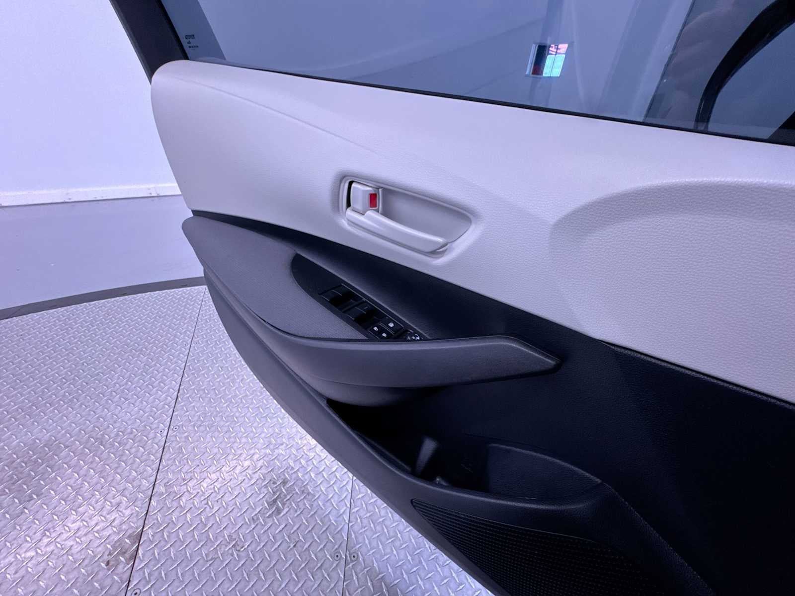 Used 2025 Toyota Corolla LE FWD image 30