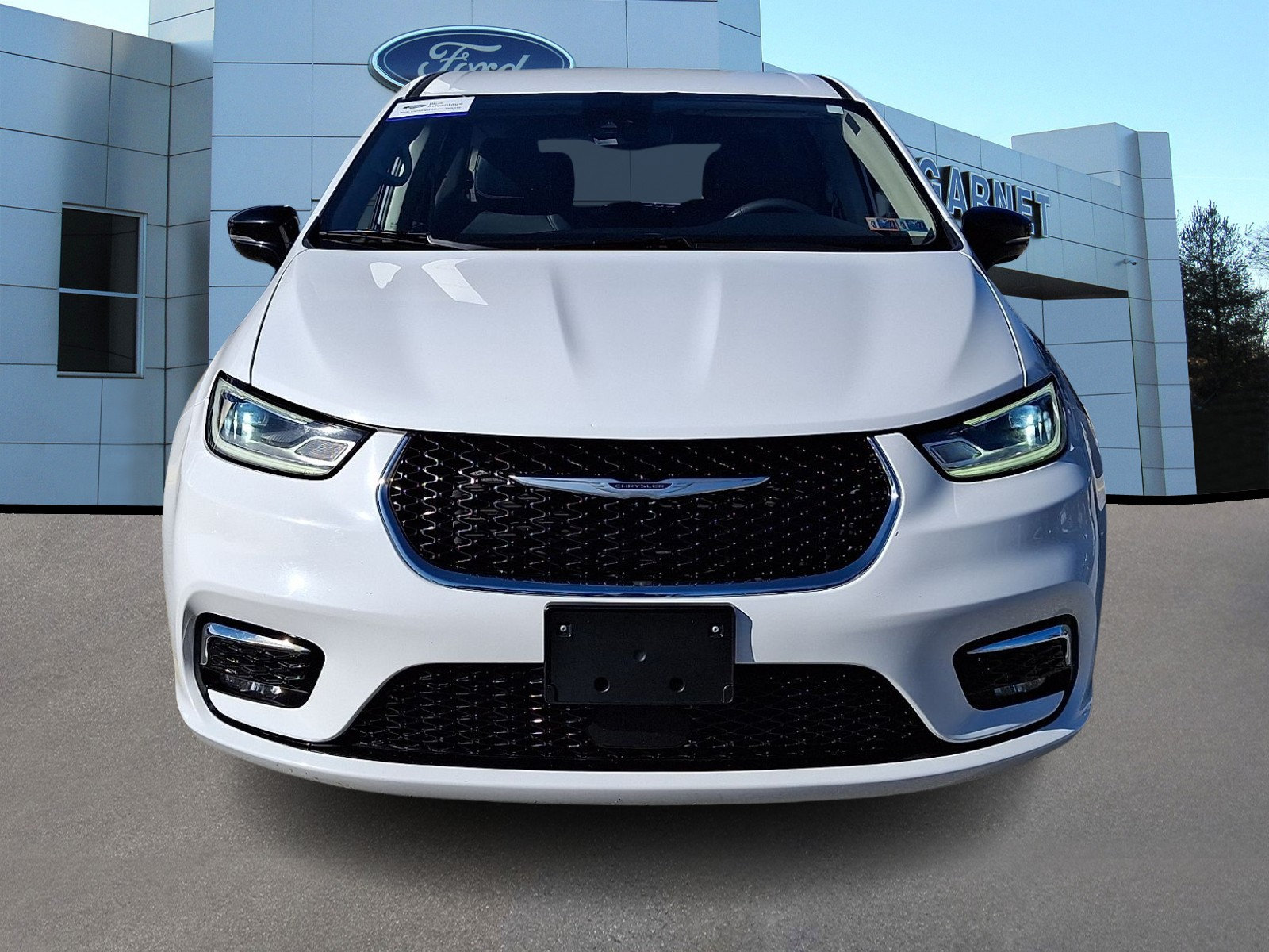 Used 2024 Chrysler Pacifica Touring-L FWD image 3