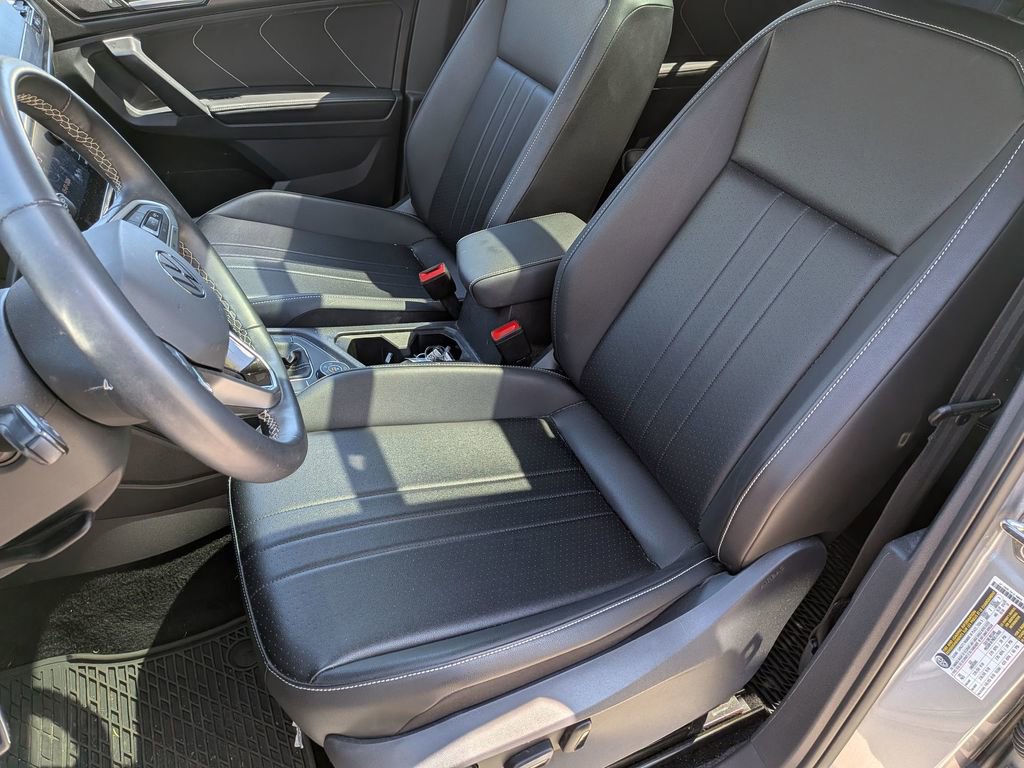 Used 2024 Volkswagen Tiguan SE w/ Panoramic Sunroof Package AWD/4WD image 13