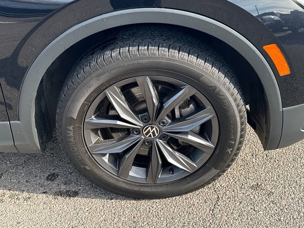 Used 2022 Volkswagen Tiguan SE w/ Panoramic Sunroof Package image 41