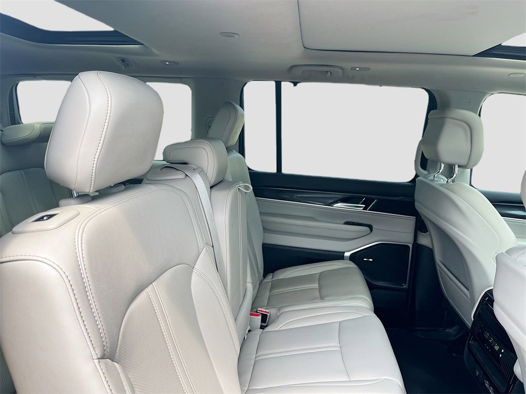 Used 2023 Jeep Wagoneer 4WD w/ Premium Group I image 30