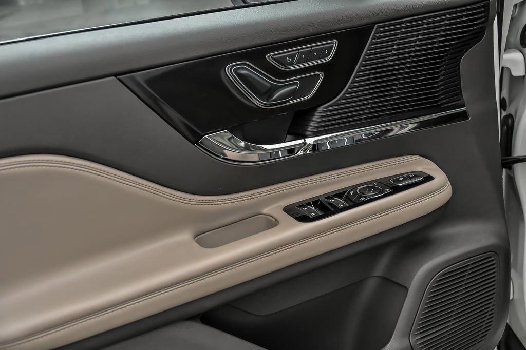 Used 2022 Lincoln Corsair AWD w/ Premium Package image 12