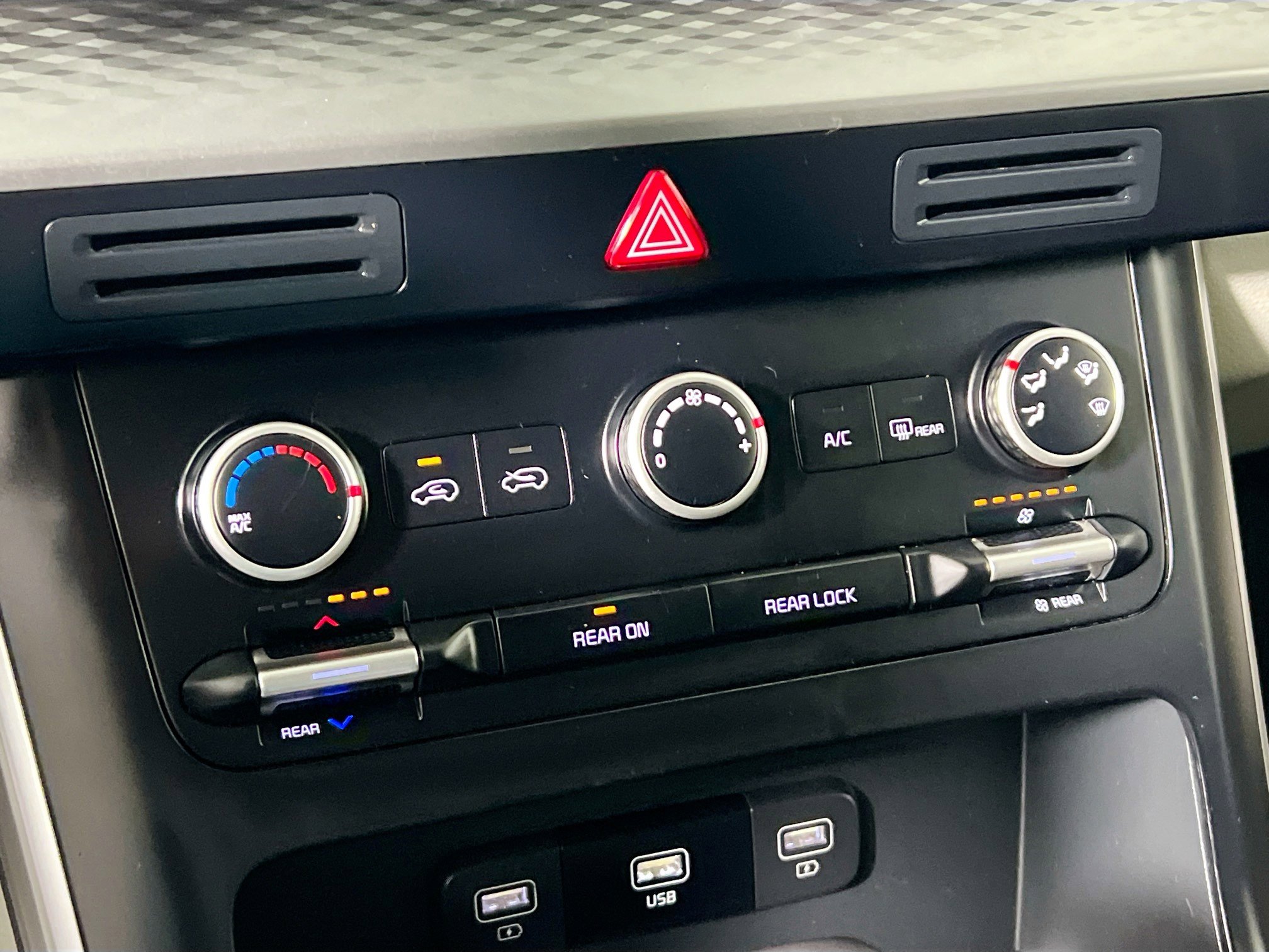 Used 2023 Kia Carnival LX image 27