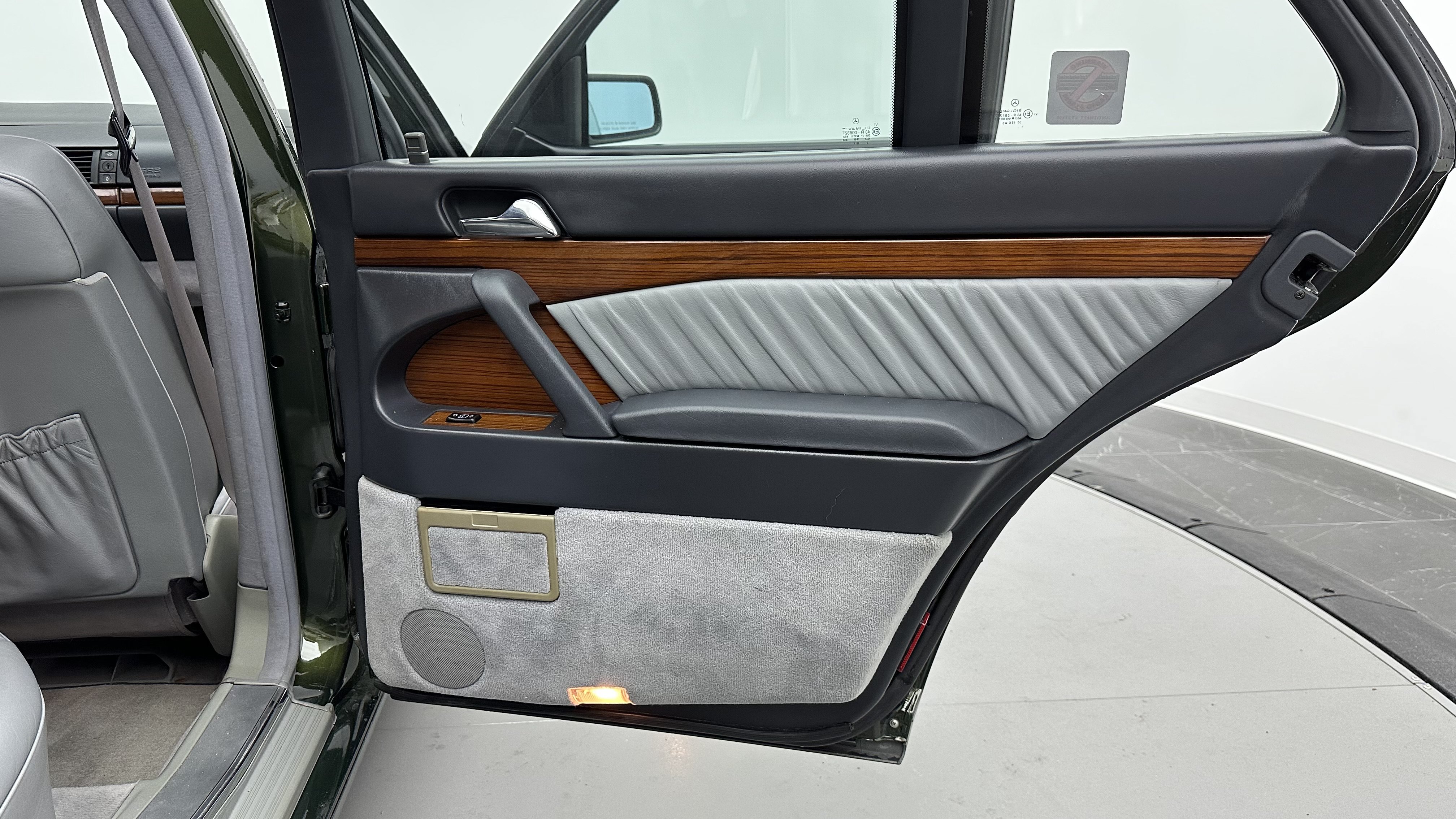 Used 1992 Mercedes-Benz 300 SE image 31