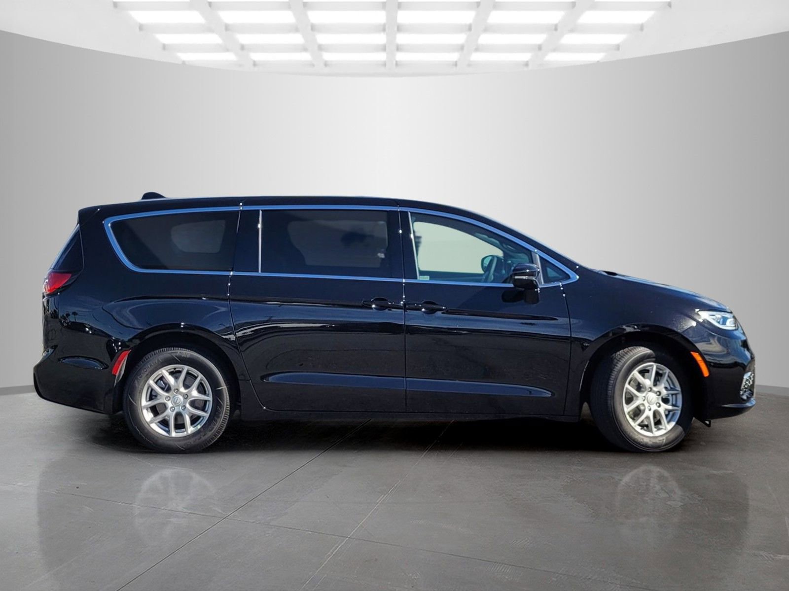New 2026 Chrysler Pacifica Select image 3
