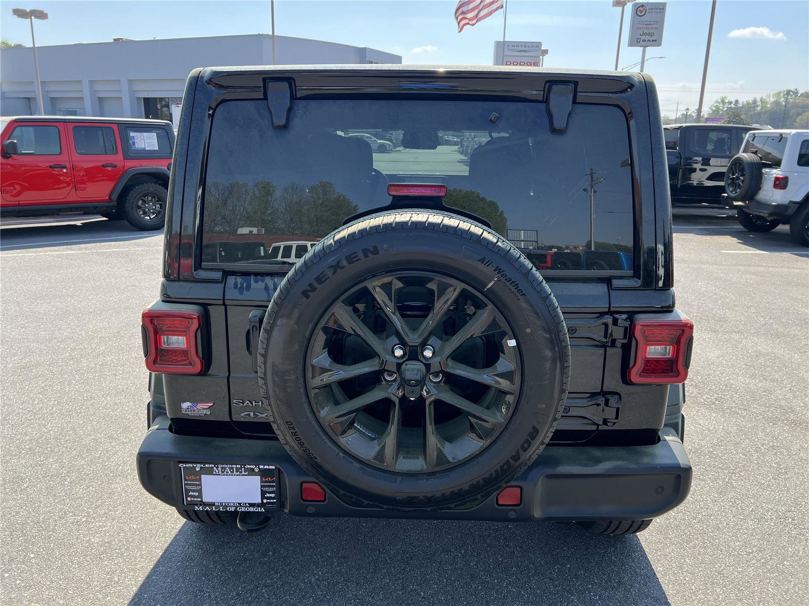 Used 2025 Jeep Wrangler Sahara w/ Safety Group image 18