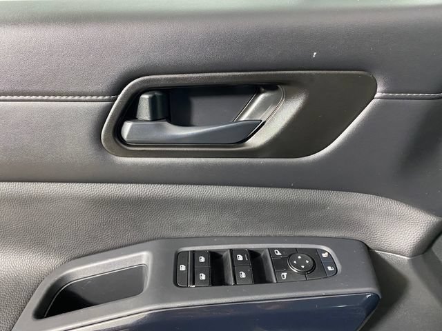 Used 2025 Nissan Pathfinder SV FWD image 13